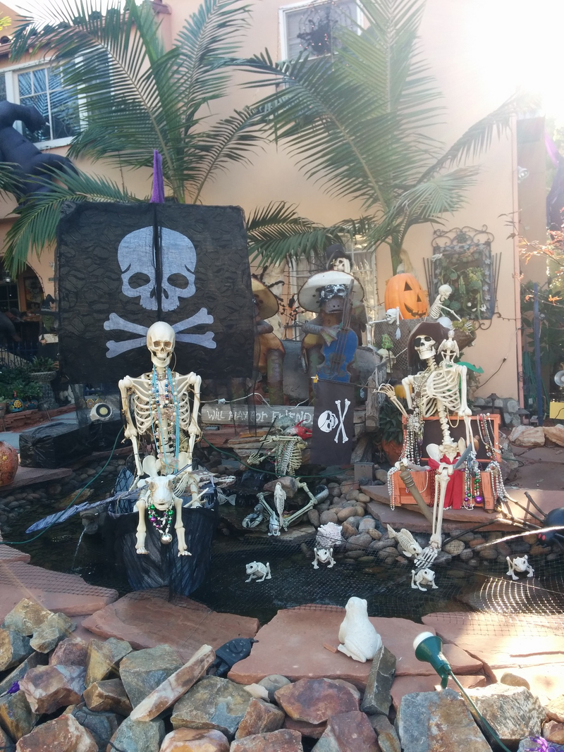 Illustration for article titled Halloween Decorations From a Few Neighborhoods